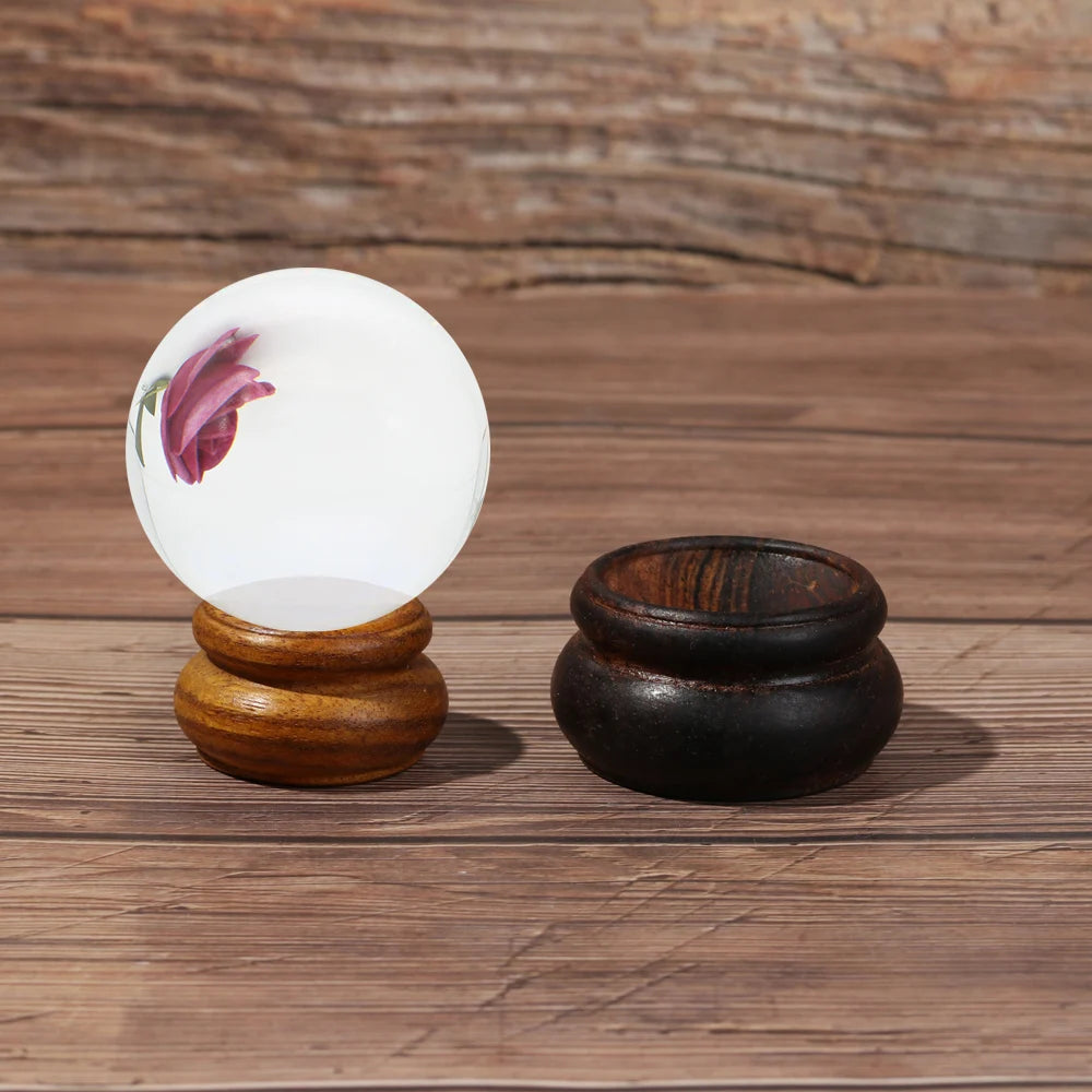 Moderner Holzhalter für Kristallkugeln mit einfacher Handhabung
