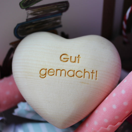 Handschmeichler aus Zirbenholz in Herzform für persönliche Botschaften