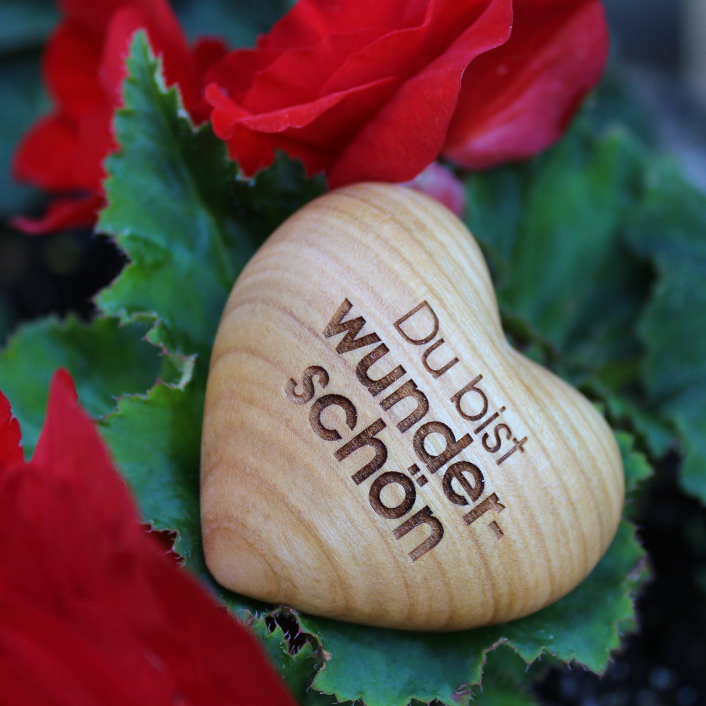 Handschmeichler Holzherz aus Obstholz für persönliche Botschaften