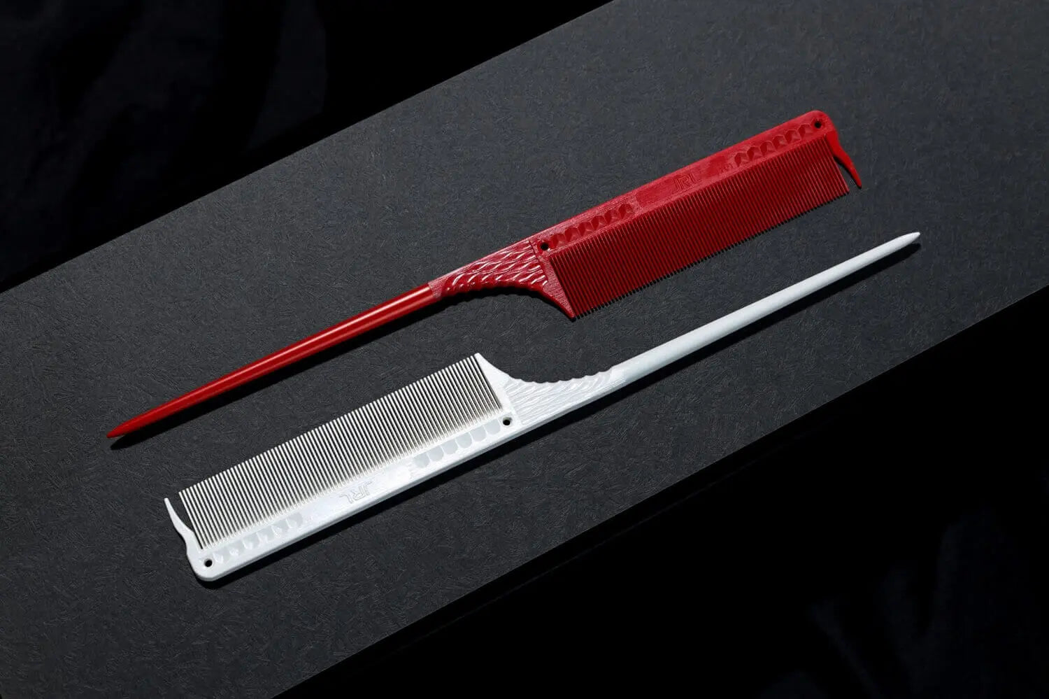 Toupierkamm 22,4 cm mit rutschfestem Griff und feiner Zahnung Rot-hairOne