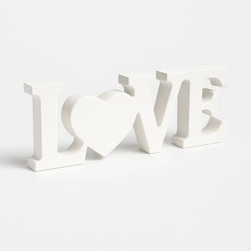 Handgefertigter LOVE Deko Schriftzug für emotionale Wohnakzente