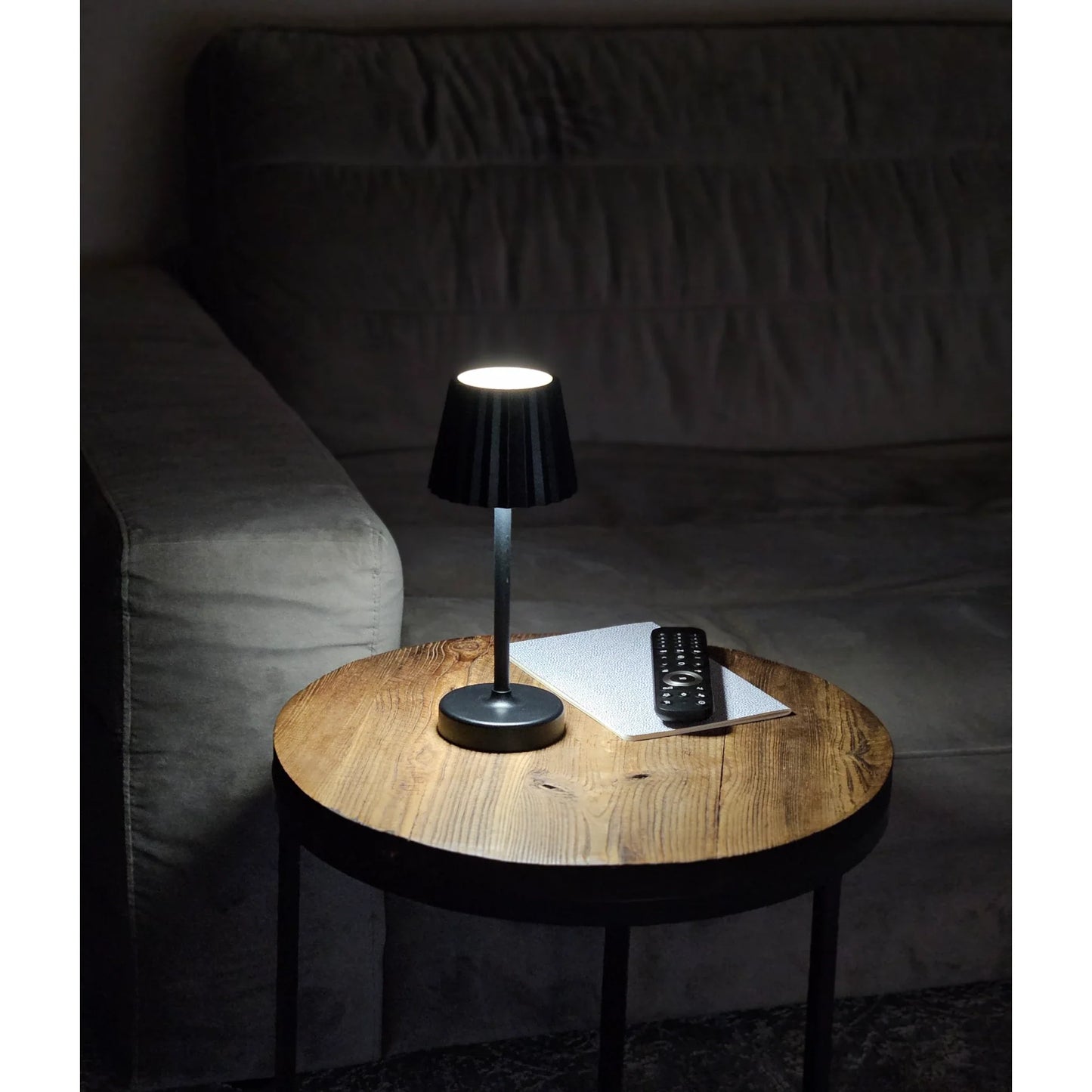 Tischleuchte Lampe Leuchte LED weiß schwarz Batterie Leselampe Nachttischlampe