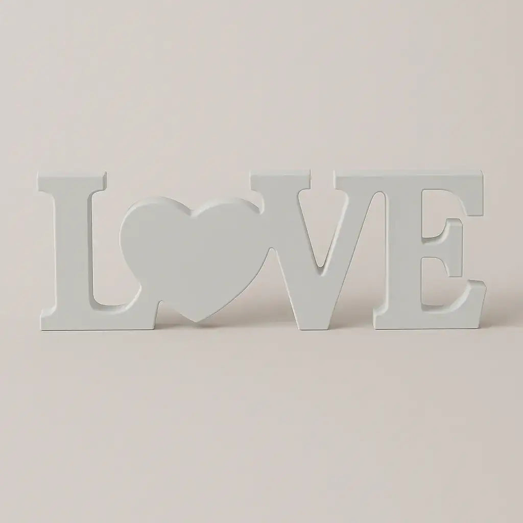 Handgefertigter LOVE Deko Schriftzug für emotionale Wohnakzente