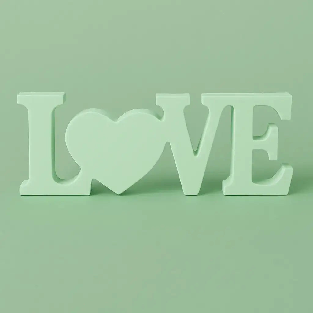 Handgefertigter LOVE Deko Schriftzug für emotionale Wohnakzente