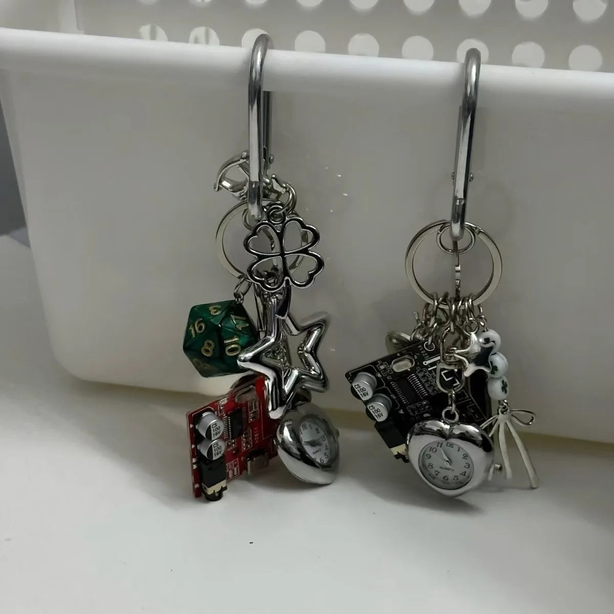 Handgefertigter Vintage Schlüsselanhänger aus Metall im Paar Stil