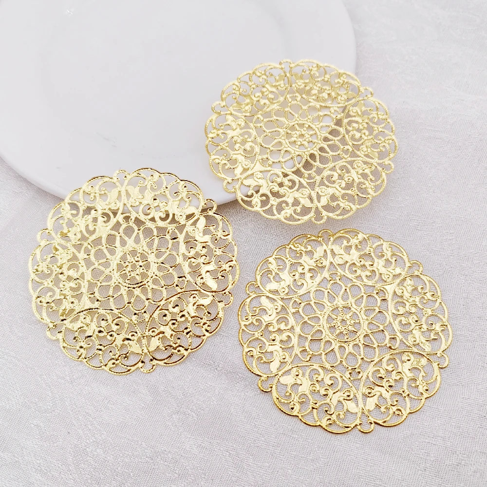 10 teiliges Set filigrane goldfarbene Blumenscheiben Charms
