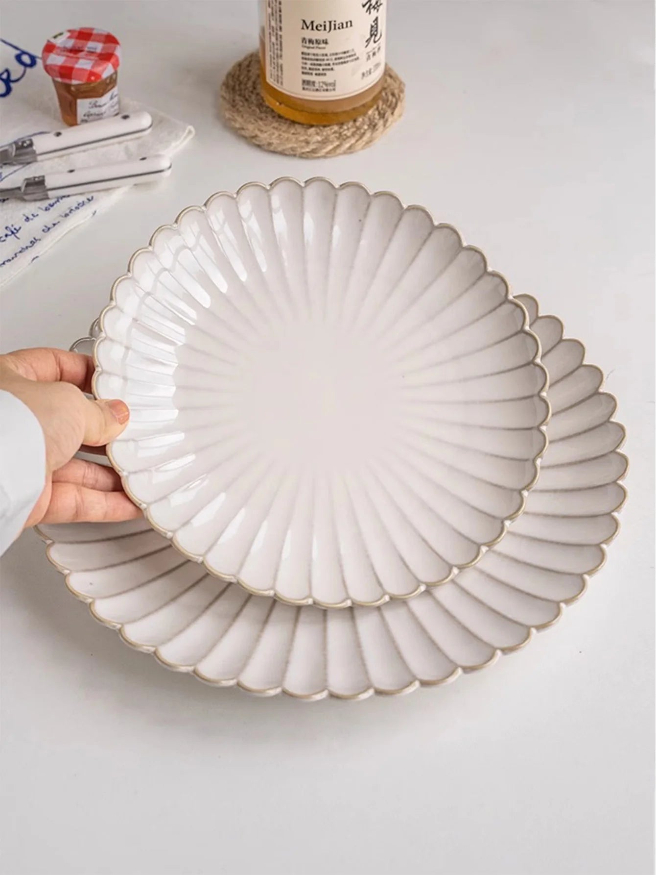 Klassischer Keramik Salatteller mit Muschelkantenprägung