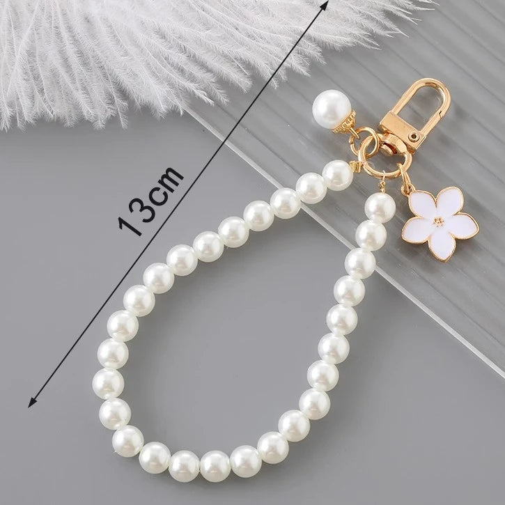 Eleganter weißer Perlen Schlüsselanhänger mit Blumen und Karabiner 13cm