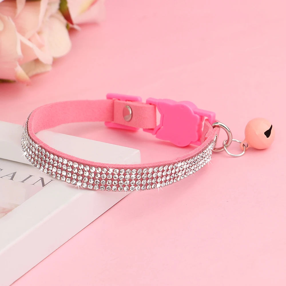 Weiches Wildleder Katzenhalsband mit Strass - Glocke – Sicher - Stilvoll