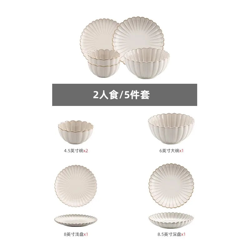 Set aus weißen Keramikschalen für Abendessen und Salate