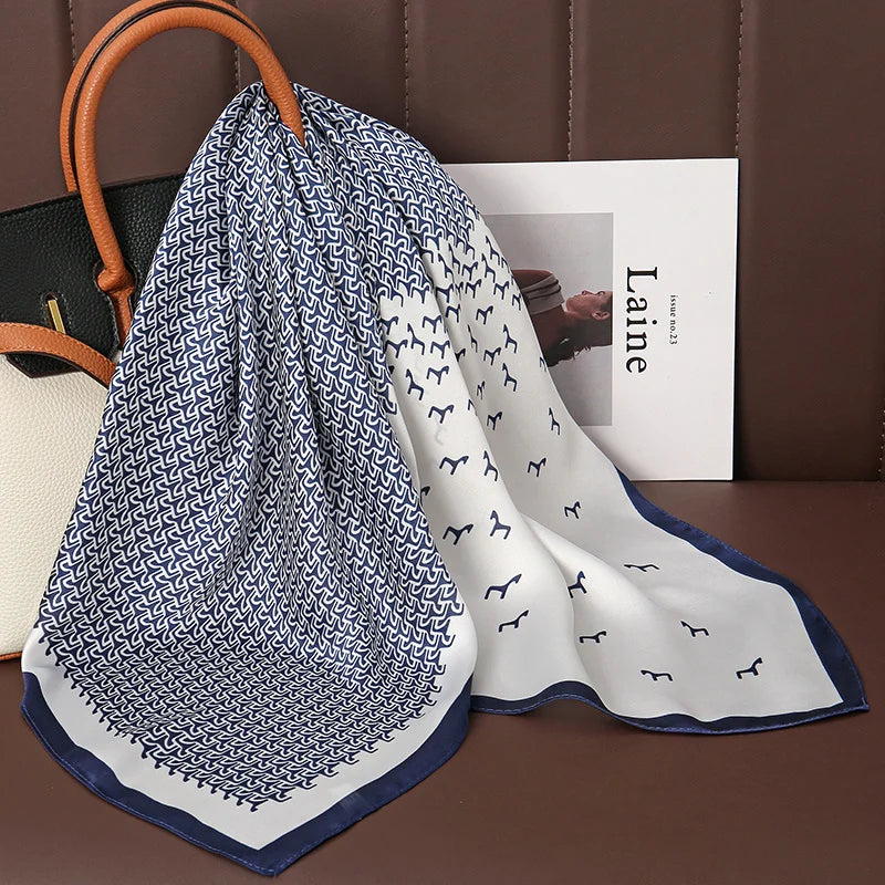 Eleganter Satin Schal mit Druckmuster für Damen als vielseitiges Accessoire