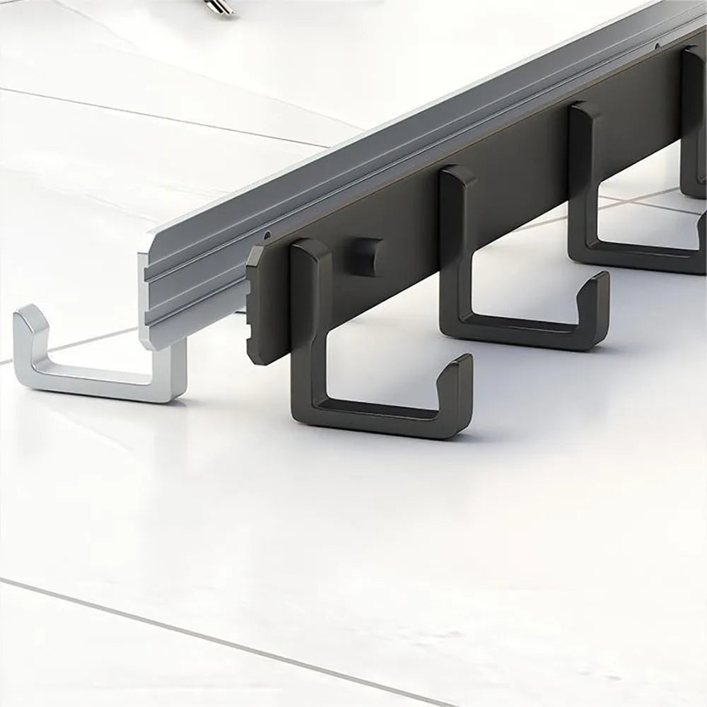 Stabile schwarze Wandgarderobe mit vielseitigen Aufhängehaken