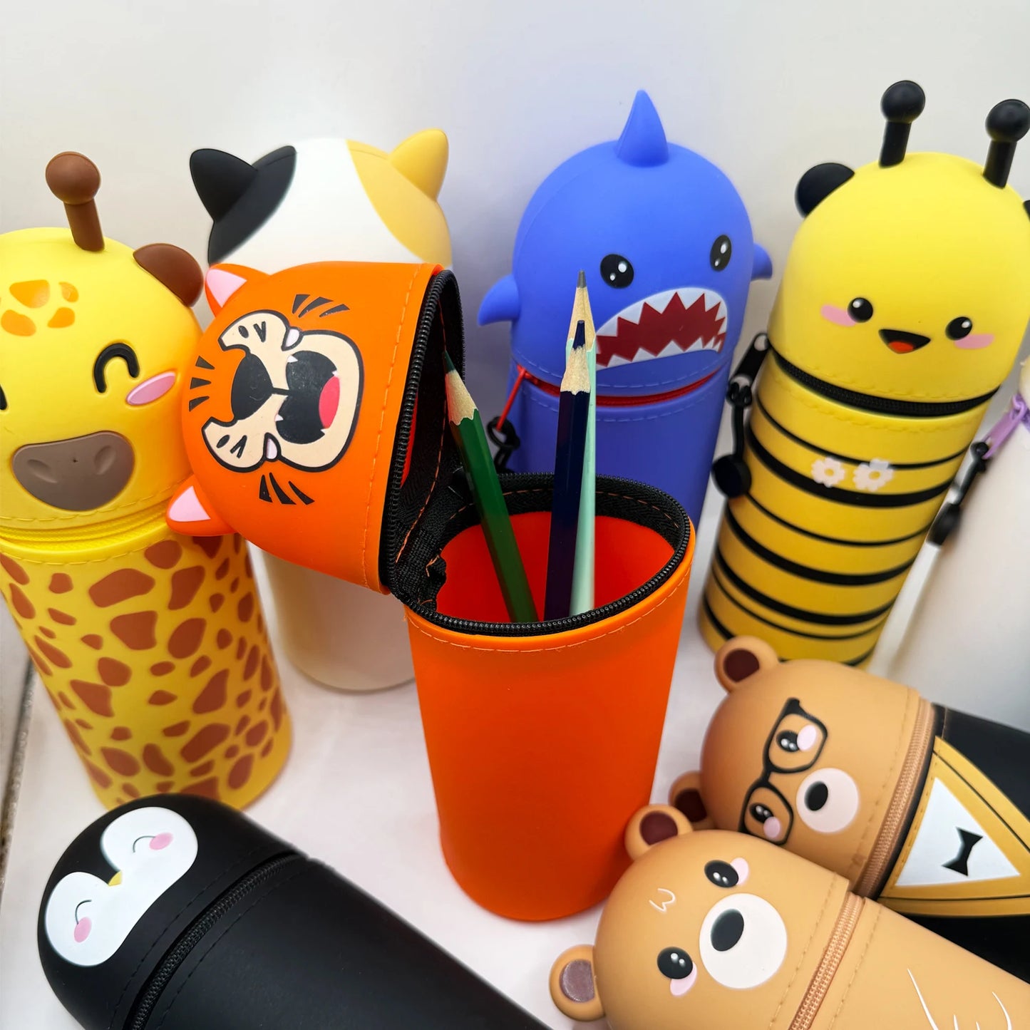 Niedliches 2-in-1 Silikon Federmäppchen mit Reißverschluss und Stifthalter