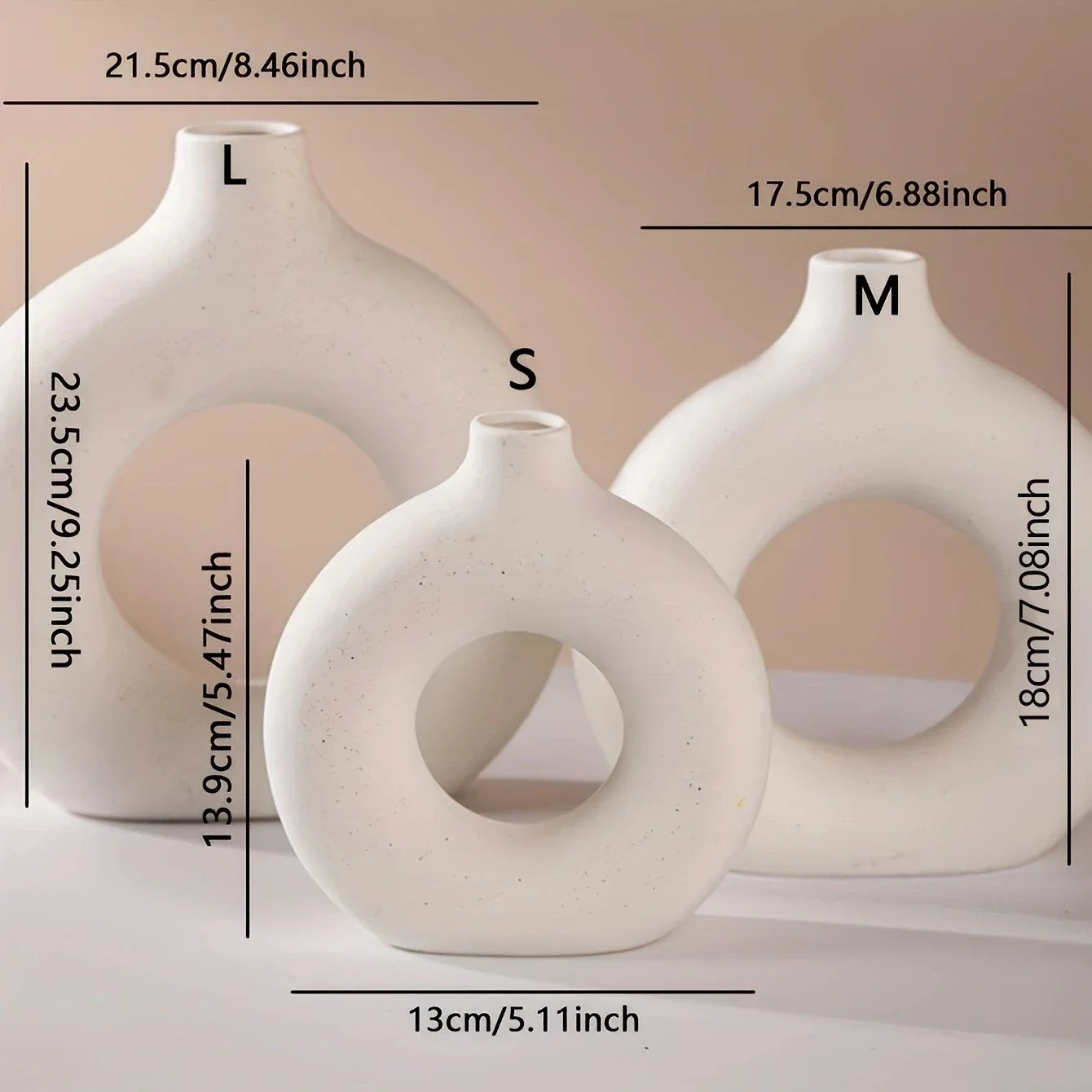 Dekorative Donut Vase in Reinweiß für stilvolle Blumenarrangements