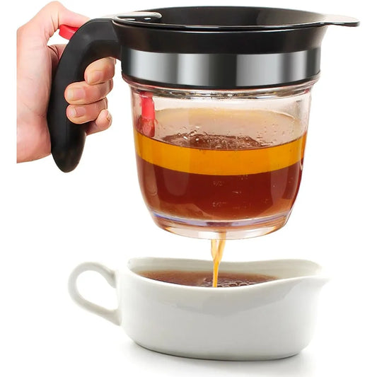 Fett-Trennkanne mit Sieb für saubere Saucen und Brühen