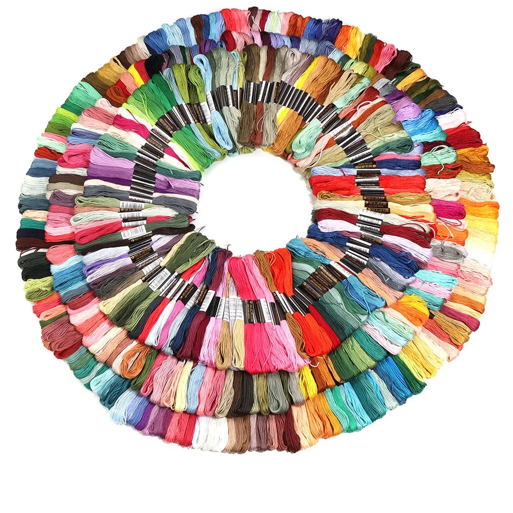 Umfangreiches Set Stickgarn für Handarbeiten mit bunten Farben