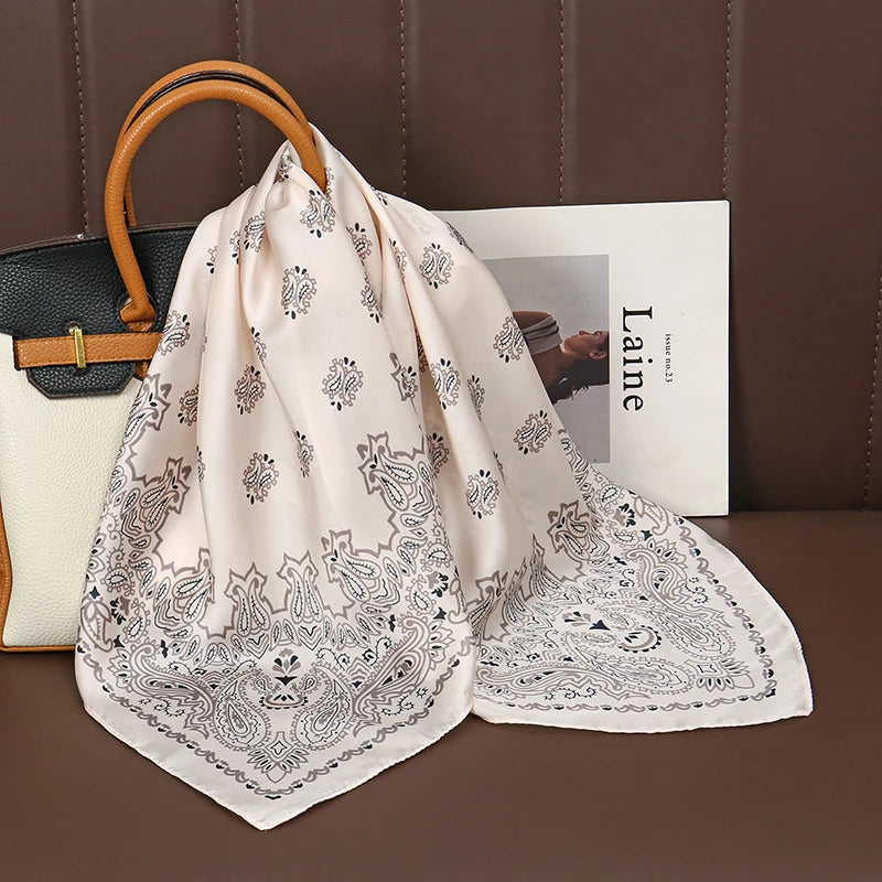 Eleganter Satin Schal mit Druckmuster für Damen als vielseitiges Accessoire