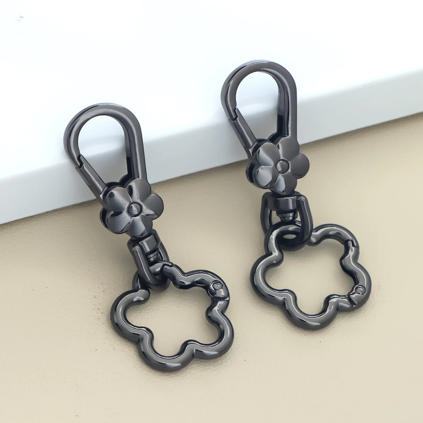 2er Set drehbare Karabiner Verschlüsse mit Blumen Design