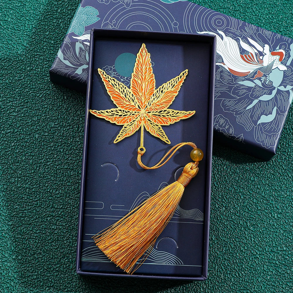 Handgefertigtes Metall Lesezeichen mit Kleeblattmuster als Geschenk