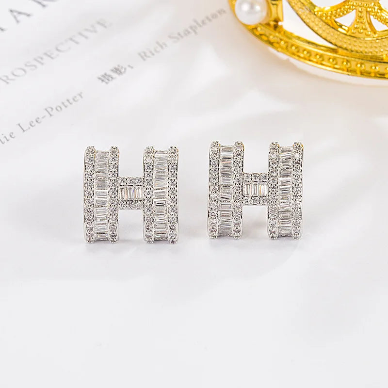 Elegante Ohrstecker mit H Buchstaben und Zirkonen für Damen