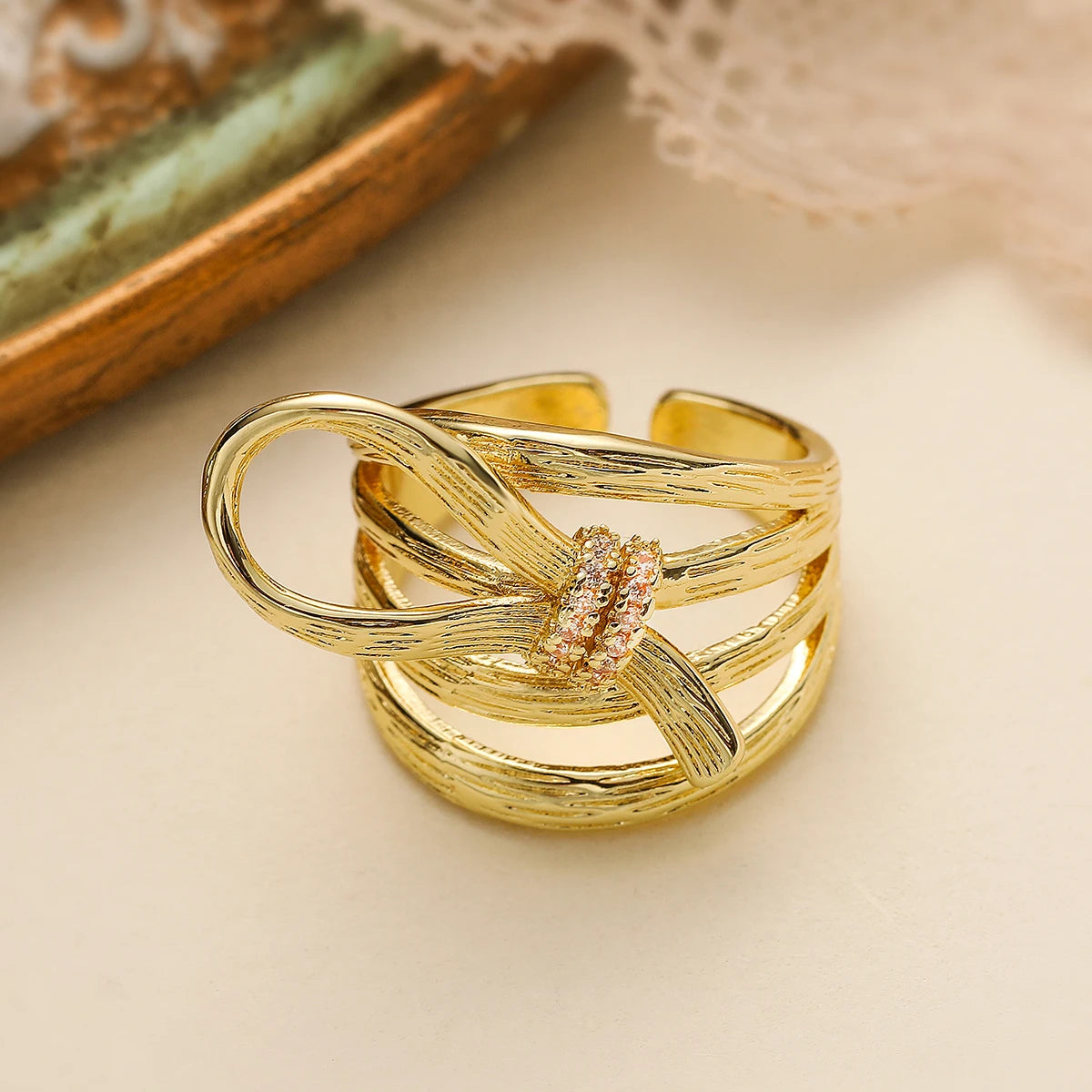 Eleganter Kupfer Ring mit AAA Zirkonia und Geometrischem Design für Frauen