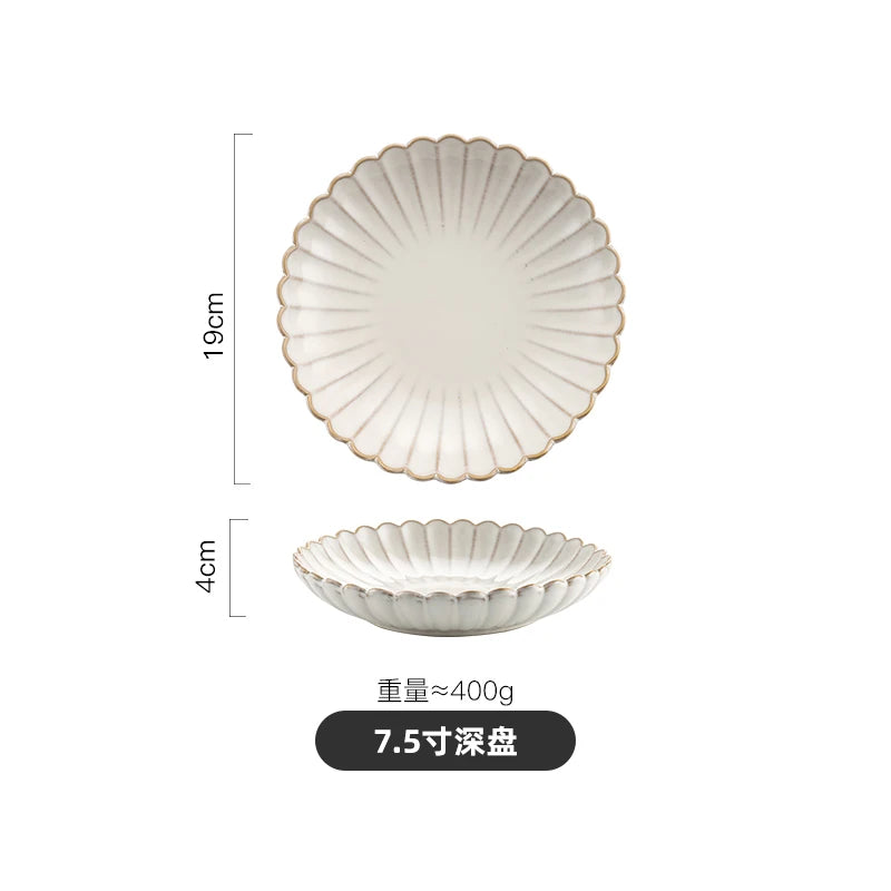 Set aus weißen Keramikschalen für Abendessen und Salate