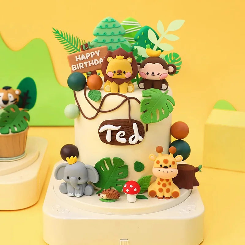 Bunte Kuchendekoration mit Dschungeltieren für Kinderpartys