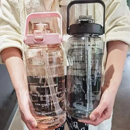 Motivierende 2L Trinkflasche mit Zeitmarkierung - Silikon-Stroh für Sport
