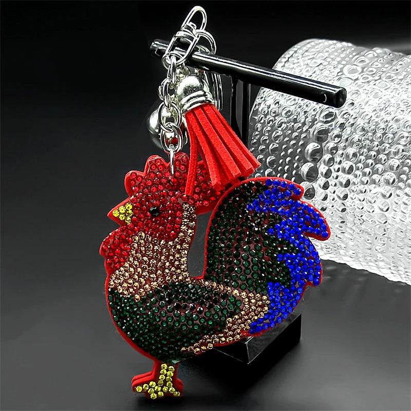 Bunter großer Hahn Schlüsselanhänger mit Kristallen Leder Metall Silbern