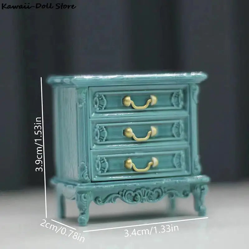 Detailgetreuer Puppenhaus Holzschrank für realistische Einrichtung