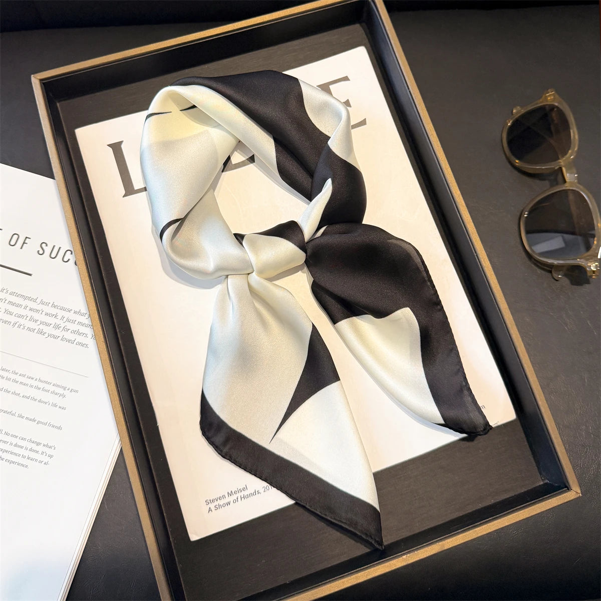 Vielseitiger Damen Quadratschal aus Kunstseide mit rosa Blumenmuster