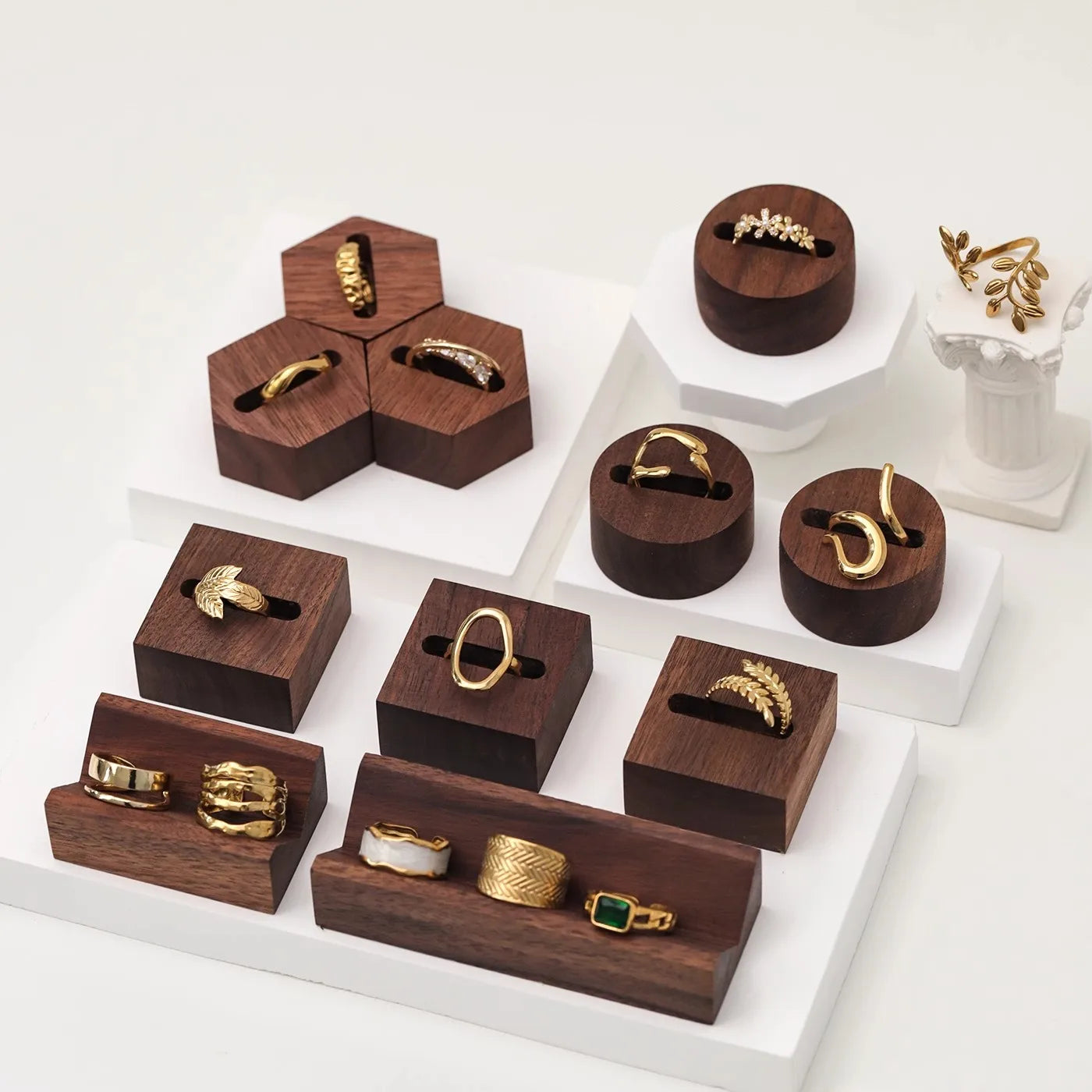 Eleganter Schmuckständer aus Walnussholz zur stilvollen Präsentation