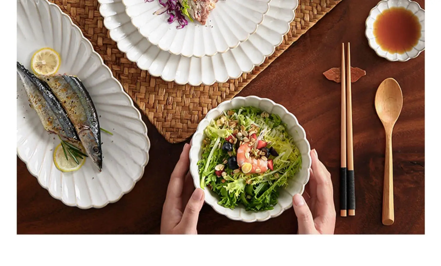 Set aus weißen Keramikschalen für Abendessen und Salate