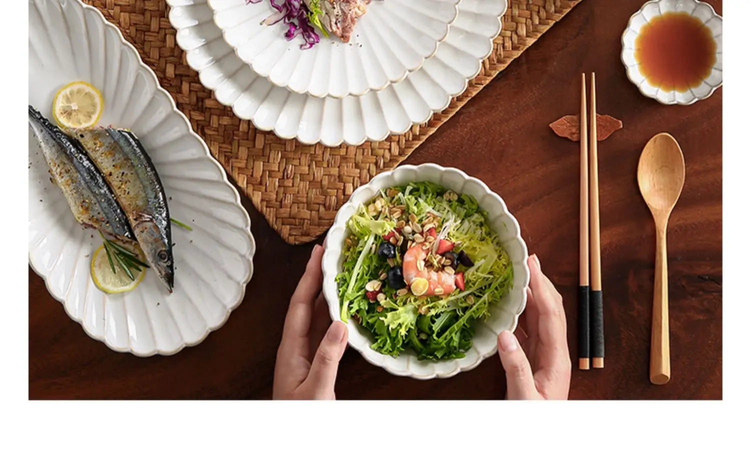 Set aus weißen Keramikschalen für Abendessen und Salate