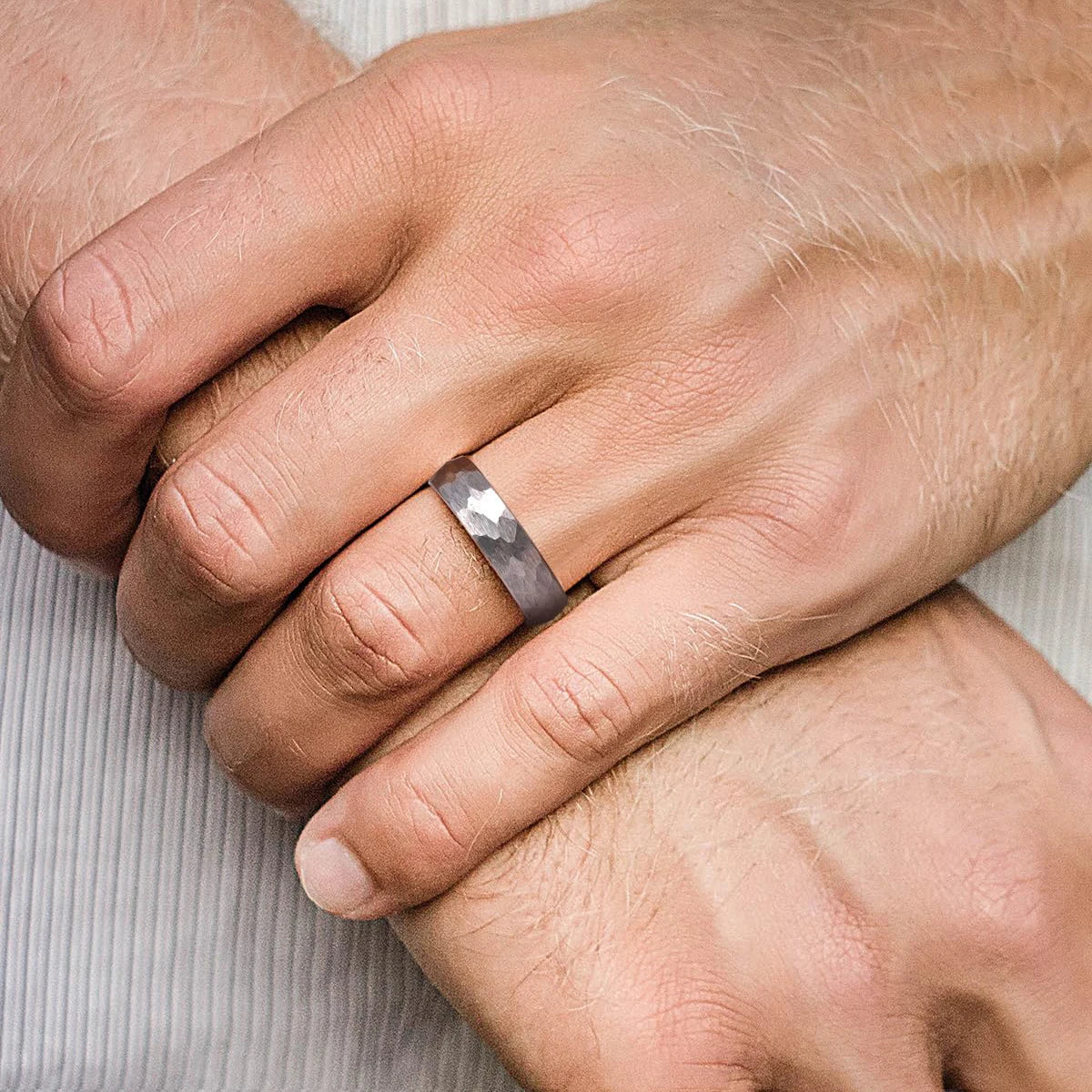 Modischer gehämmerter Titan Edelstahlring für Männer und Frauen schwarz-Yabubest - Home & More