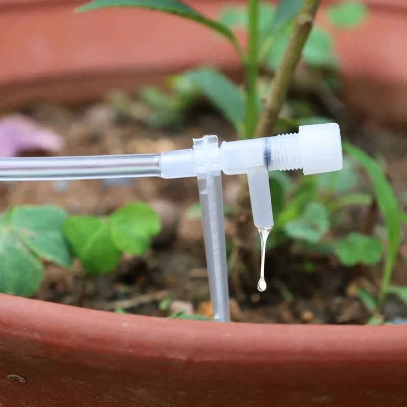 Effiziente Tropfbewässerung für Topfpflanzen im Garten