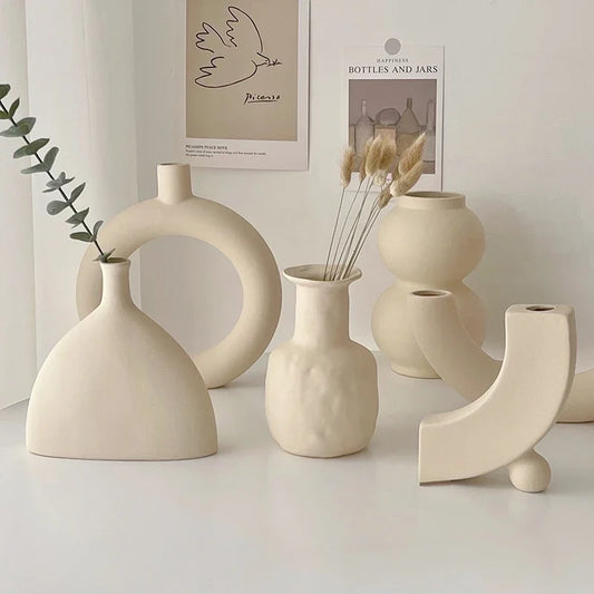 Moderne einfache Keramik Kunst Vase mit getrockneten Blumenarrangement