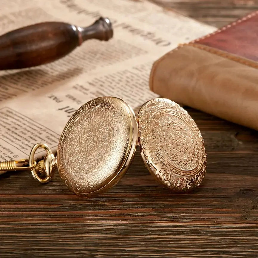 Vintage Taschenuhr mit Quarzwerk und geschnitztem Anhänger für Eleganz