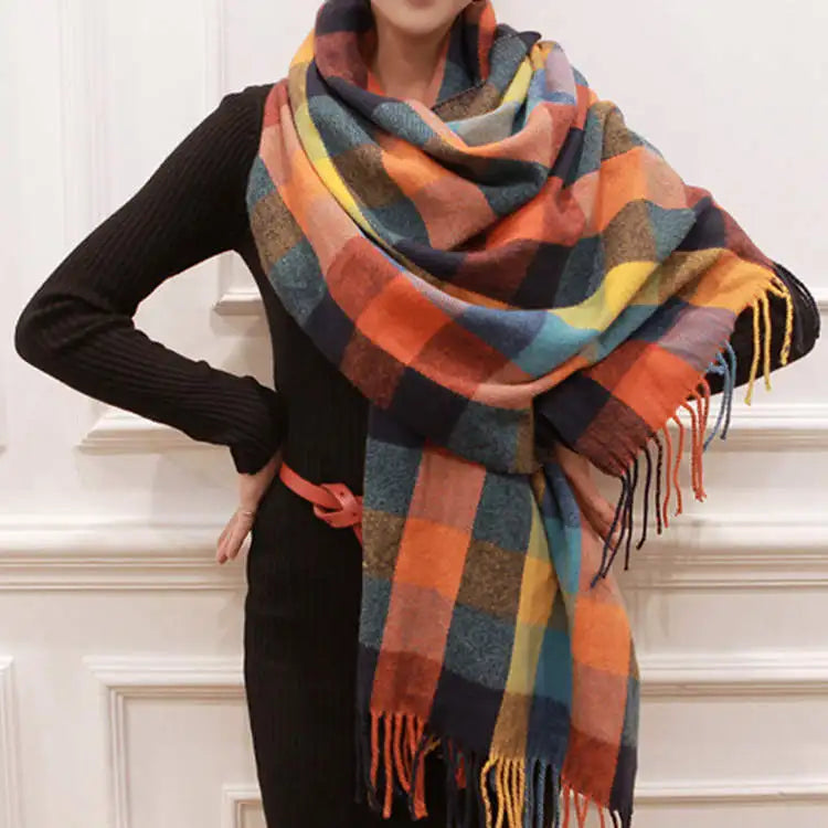 Kuscheliger Damen Winterschal im klassischen Plaid Design