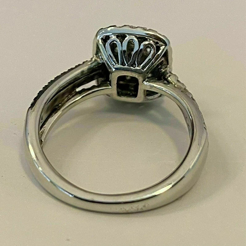 Eleganter silberfarbener Damenring mit funkelnden Zirkonia für Hochzeit