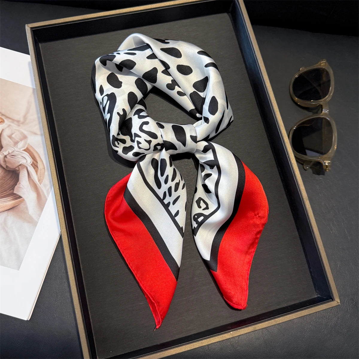 Vielseitiger Damen Quadratschal aus Kunstseide mit rosa Blumenmuster