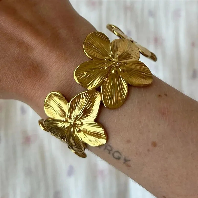 Trendiges Blumen Armband für Damen aus Zinklegierung