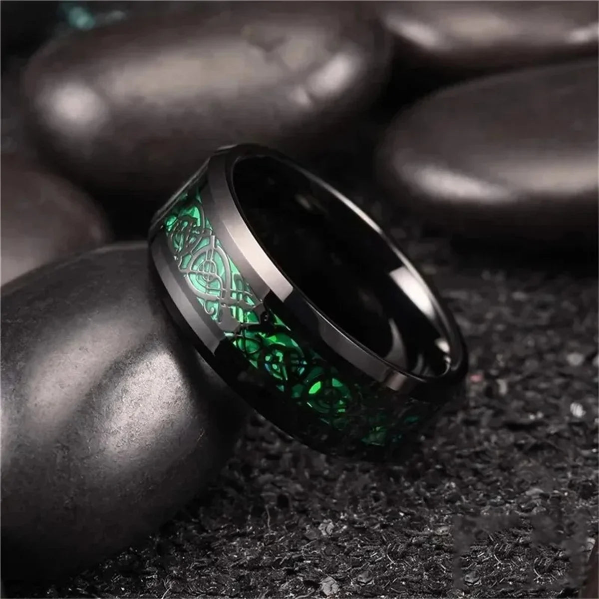 Eleganter Edelstahlring mit keltischem Drachen und Carbon Inlay