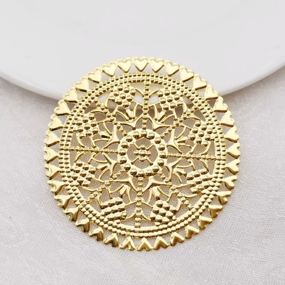 10 teiliges Set filigrane goldfarbene Blumenscheiben Charms