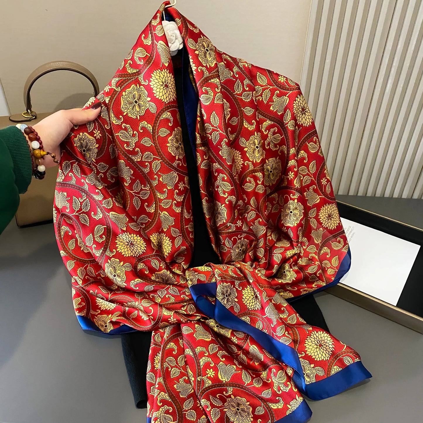 Vielseitiger Damen Schal mit modischem Druckmuster für jede Saison