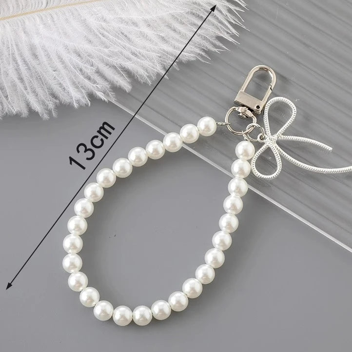 Eleganter weißer Perlen Schlüsselanhänger mit Blumen und Karabiner 13cm