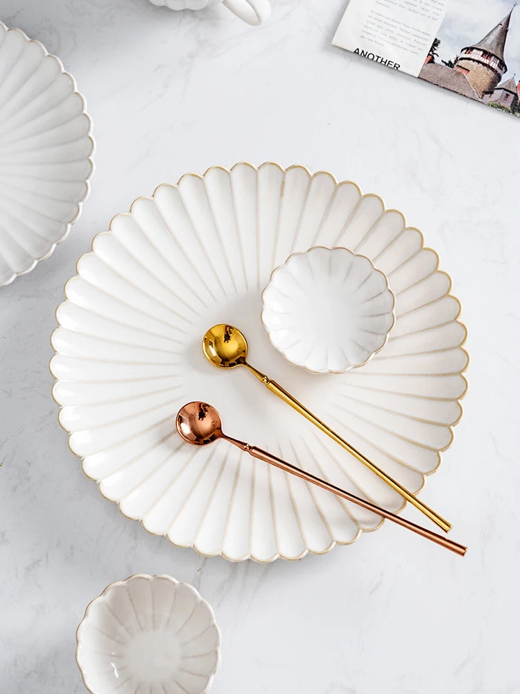 Set aus weißen Keramikschalen für Abendessen und Salate