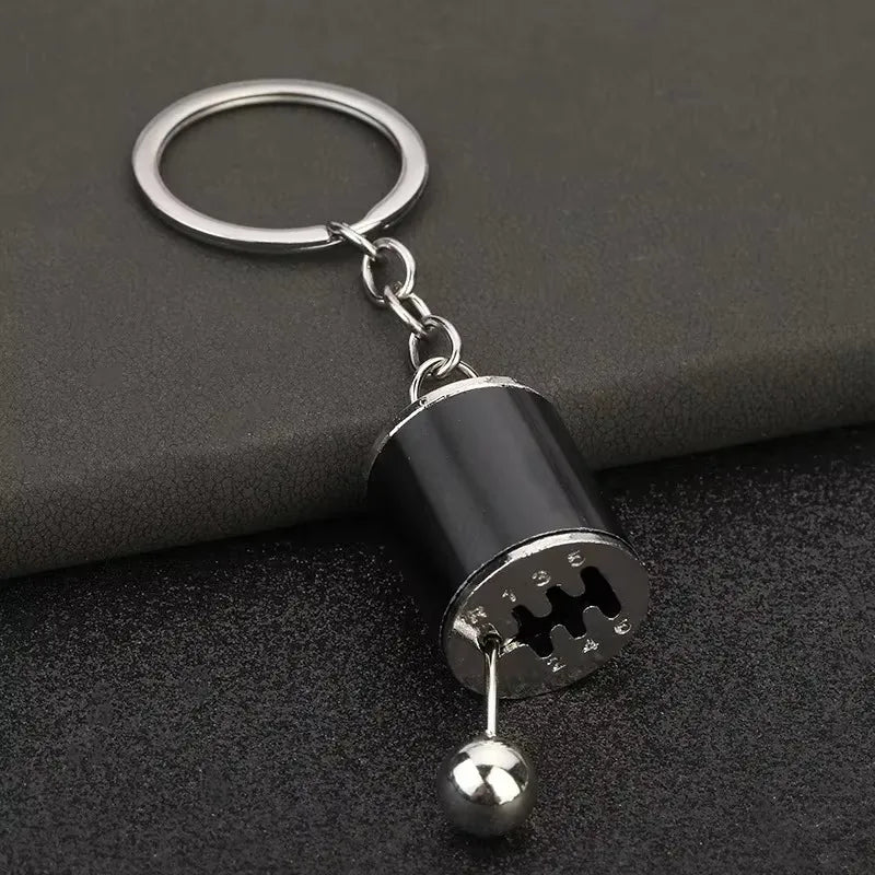 Robuster Edelstahl Schlüsselanhänger im Autoteile-Design – Perfektes Männergeschenk