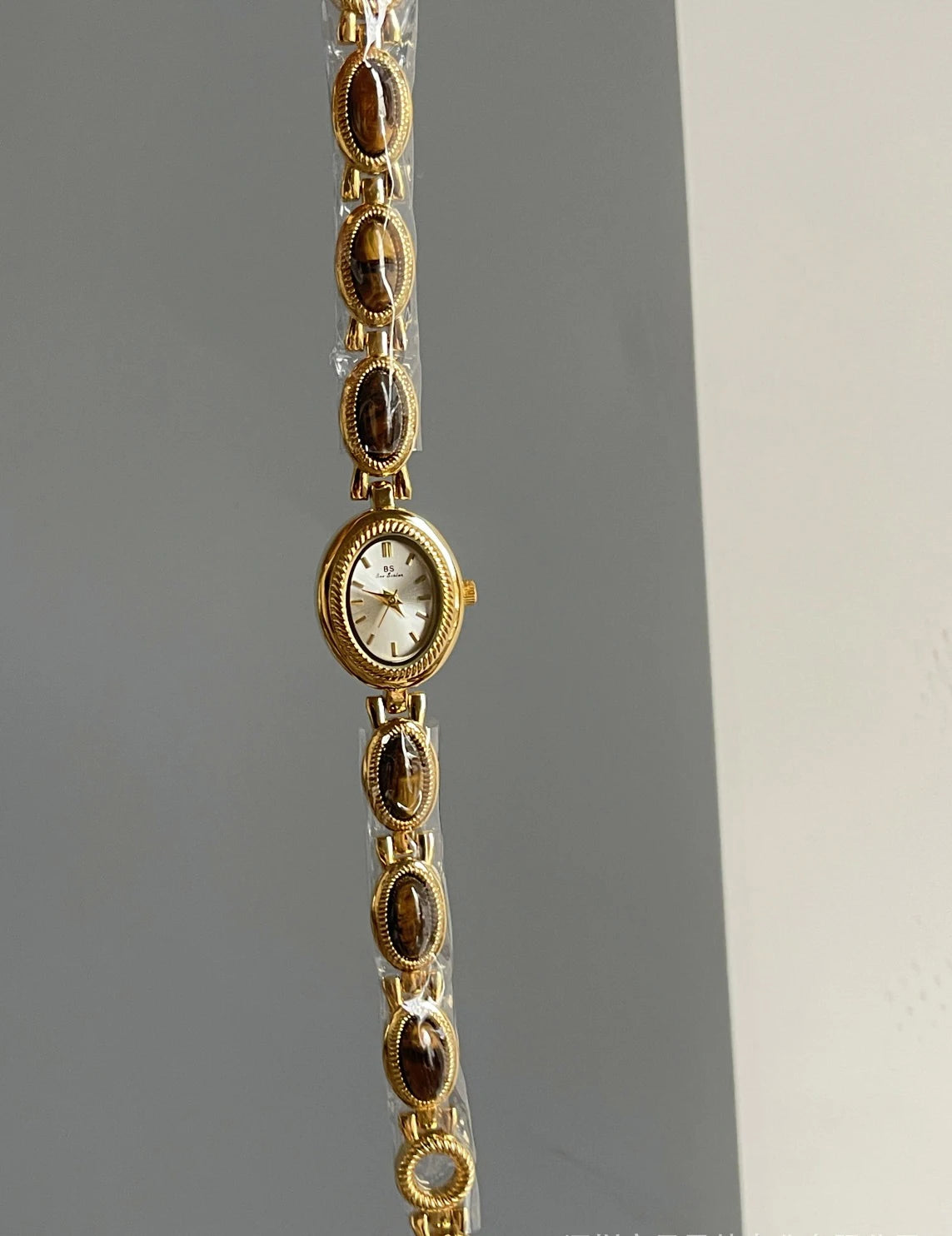 Elegante Damenuhr mit grünem Jade-Quarz Armband und Wasserschutz