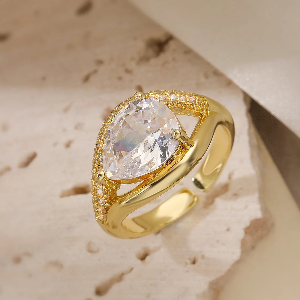 Eleganter Kupfer Ring mit AAA Zirkonia und Geometrischem Design für Frauen